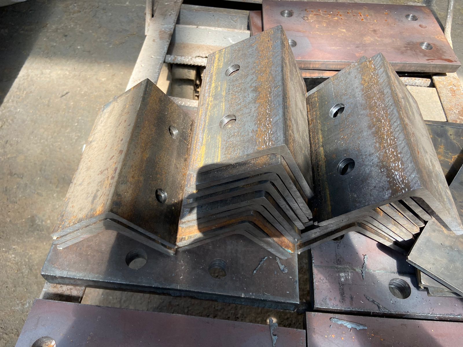 Изготовление металлических уголков под заказ